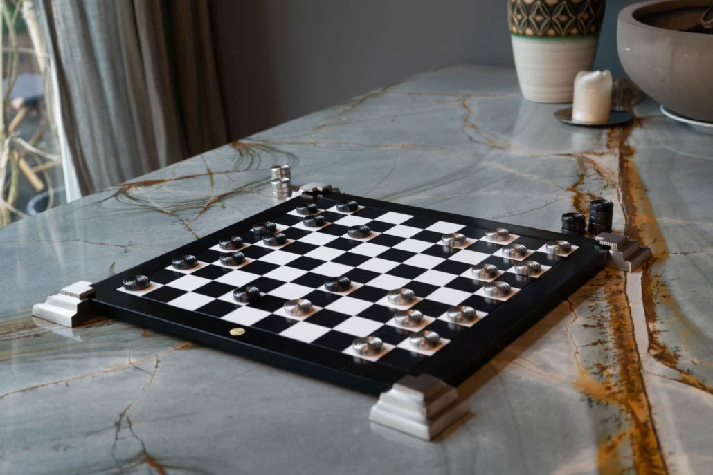 wendbares Spielbrett für Dame und Schach mit Metallfüßen (47x47cm) von  Authentic Models - erkmann