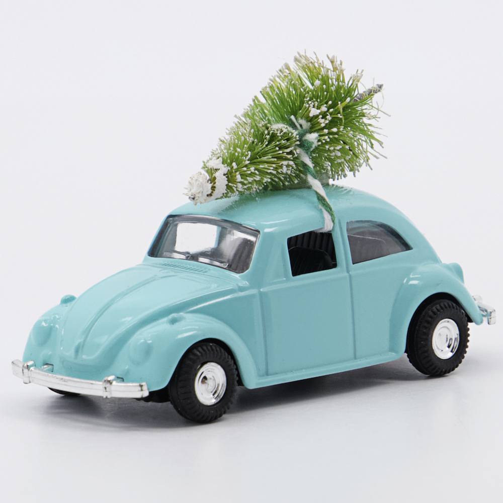 Kleines Spielzeug rotes Auto Volkswagen Käfer mit Weihnachten Geschenke auf  Blau und Weiß Stockfotografie - Alamy